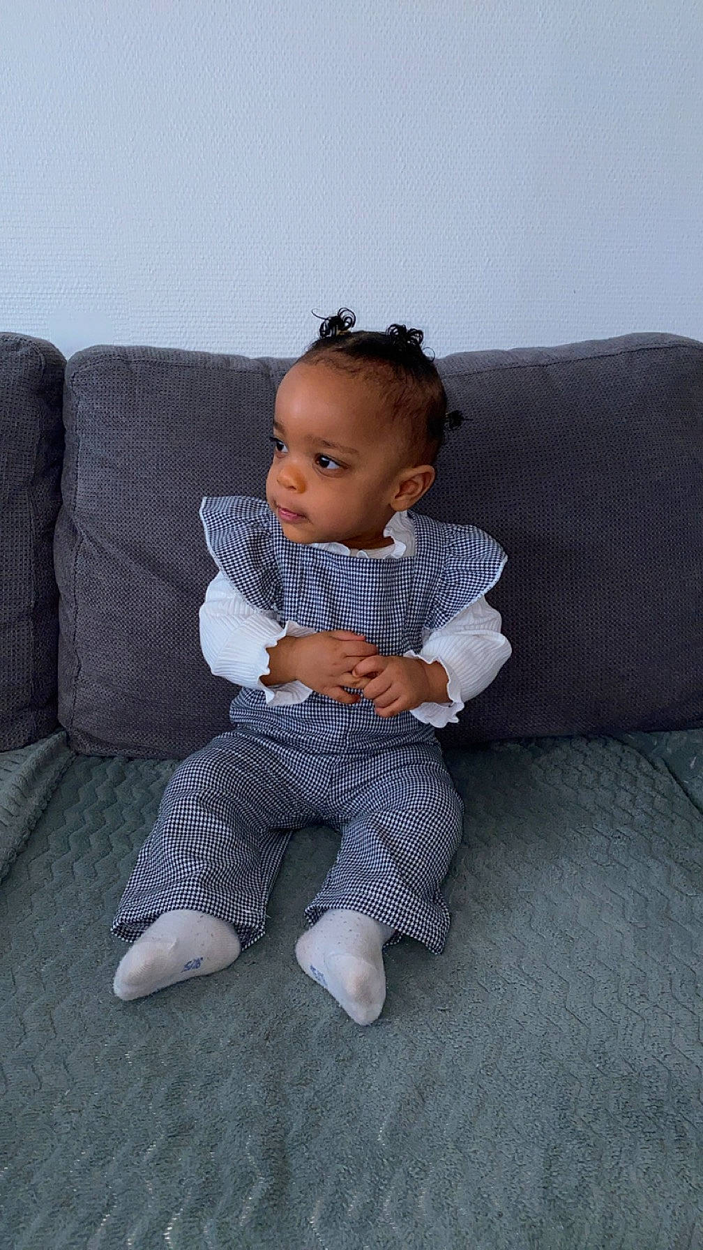 Naëva a rejoint le concours — aidez-le/la à gagner de superbes lots ! baby, baby_toddler_clothing, cheek, child, comfort, couch, eye, flooring, foot, head, human_body, human_leg, lap, leg, pattern, person, sitting, sleeve, sock, studio_couch