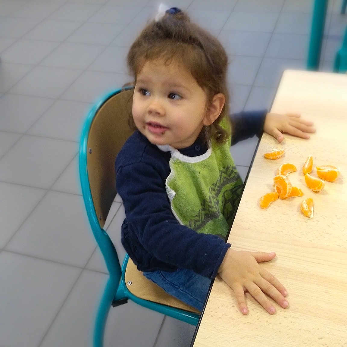 Nelya a rejoint le concours — aidez-le/la à gagner de superbes lots ! child, day, floor, flooring, fun, furniture, girl, infant, person, play, product, room, sitting, standing, table, toddler