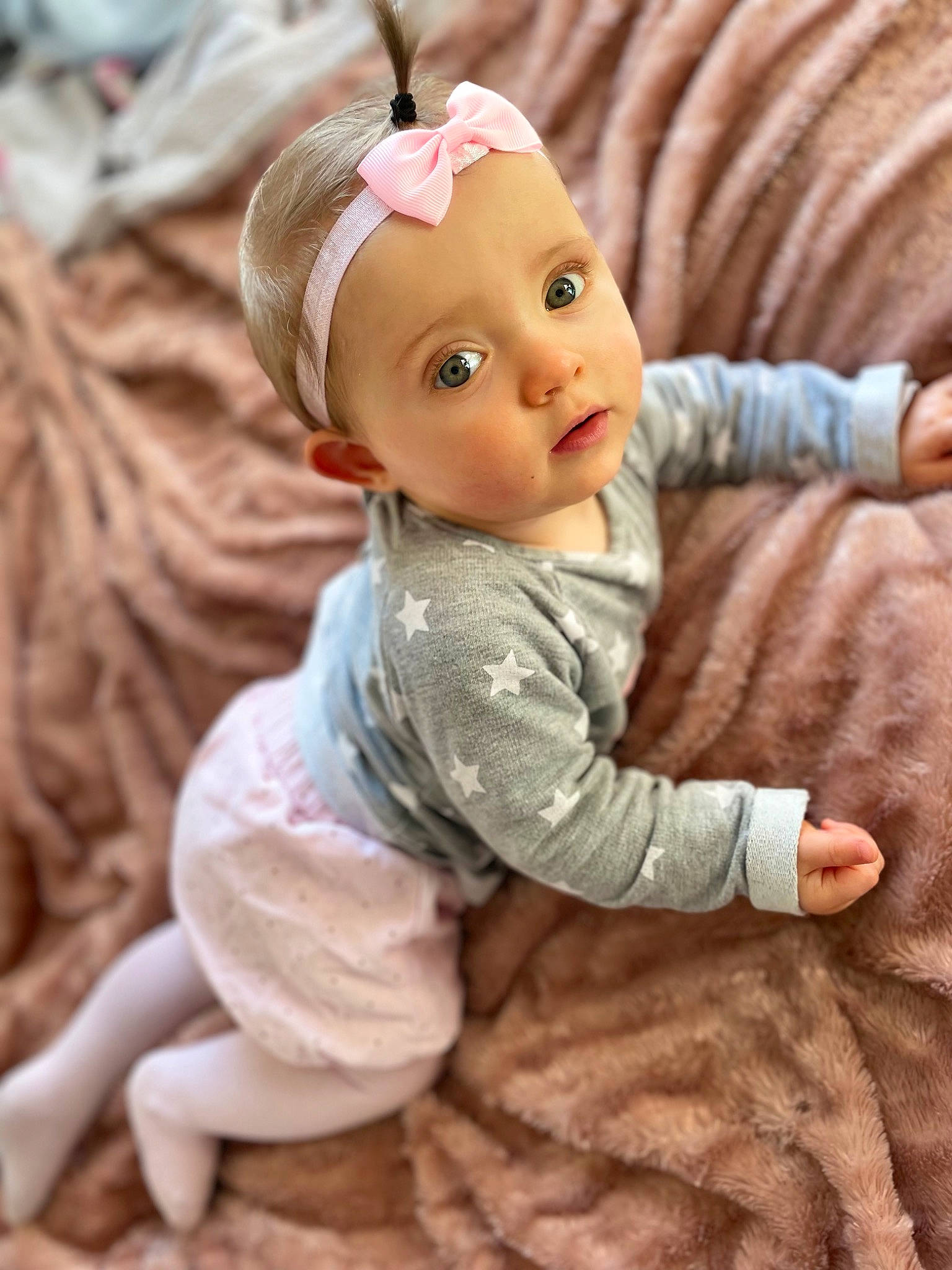 Leyah a rejoint le concours — aidez-le/la à gagner de superbes lots ! baby, baby_toddler_clothing, baby_toys, cheek, child, doll, fashion_accessory, fawn, flooring, fur, headwear, linens, ornament, person, pink, sitting, skin, sleeve, toddler, toy
