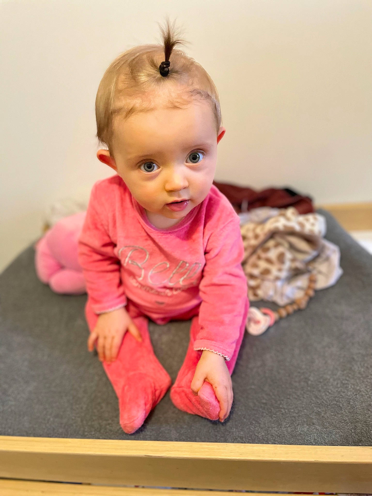 Leyah participe au concours pour gagner de l'argent avec cette photo : arm, baby, baby_crawling, baby_toddler_clothing, cheek, chin, crawling, eye, face, floor, flooring, head, iris, nose, person, pink, skin, sleeve, toddler, tummy_time