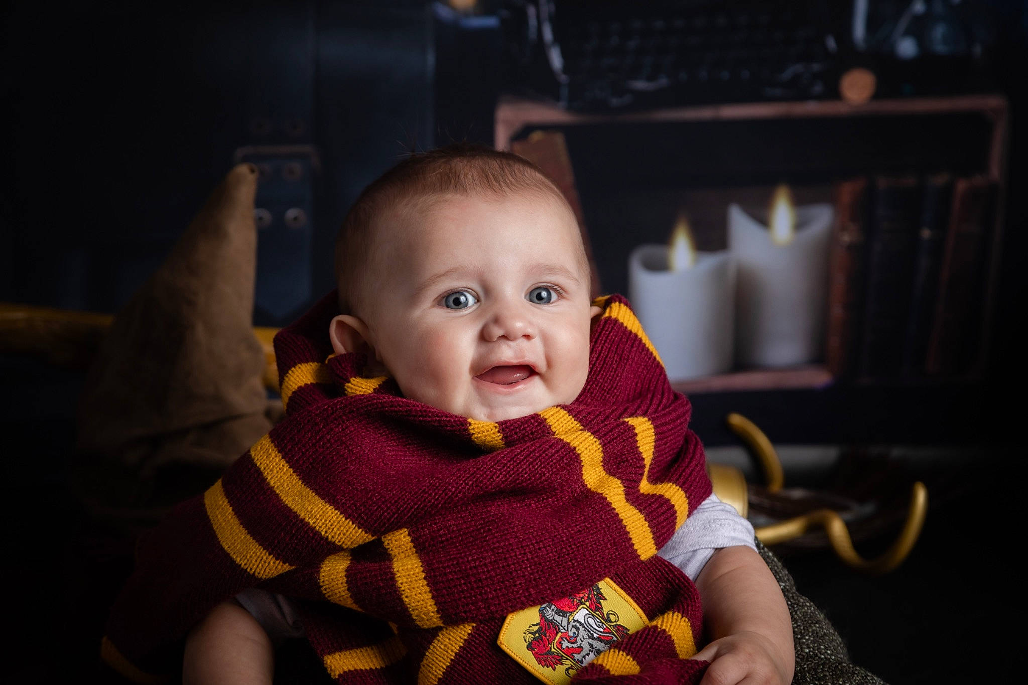 Gabriel participe au concours pour gagner de l'argent avec cette photo : baby, baby_toddler_clothing, cheek, child, comfort, darkness, finger, flash_photography, fun, happy, iris, nose, pattern, person, room, sitting, skin, sleeve, smile, standing