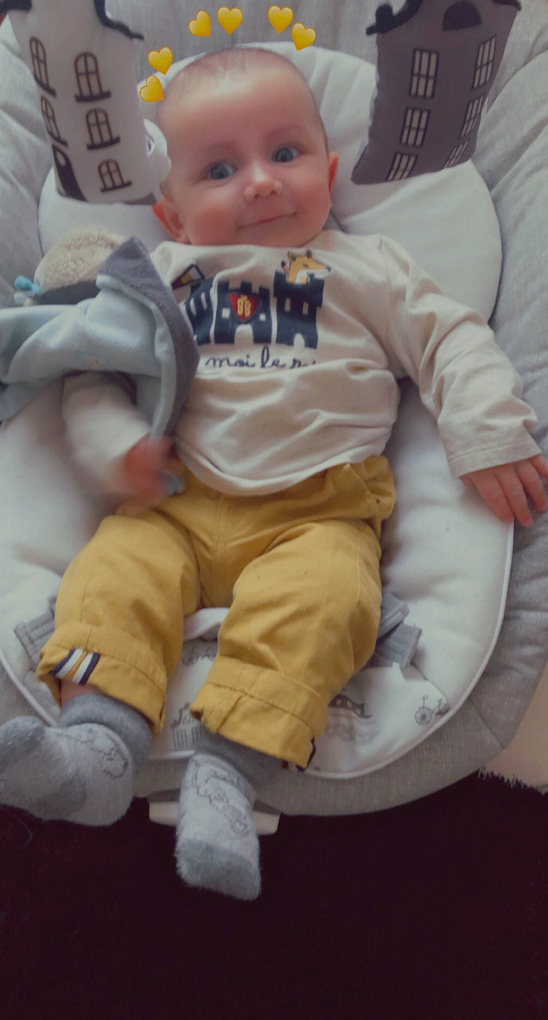 Gabriel participe au concours pour gagner de l'argent avec cette photo : baby, baby_products, baby_toddler_clothing, cheek, child, chin, collar, comfort, dress_shirt, eye, face, finger, head, human_body, nose, person, sitting, sleeve, textile, toddler