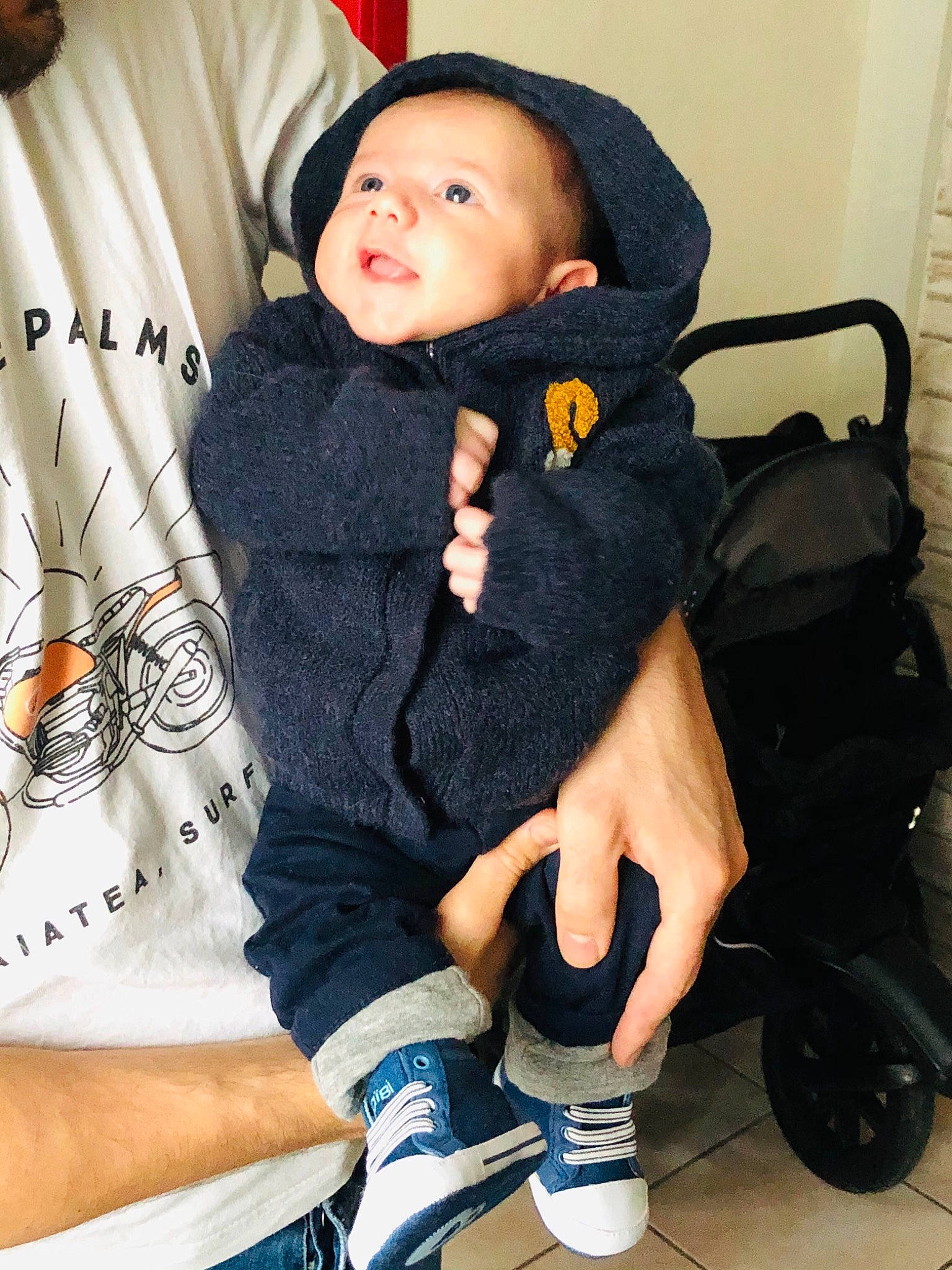 Gabriel a rejoint le concours — aidez-le/la à gagner de superbes lots ! baby, baby_toddler_clothing, bag, chair, comfort, electric_blue, finger, happy, head, human_leg, knee, leg, person, photograph, sleeve, snapshot, thigh, tire, toddler, wheel