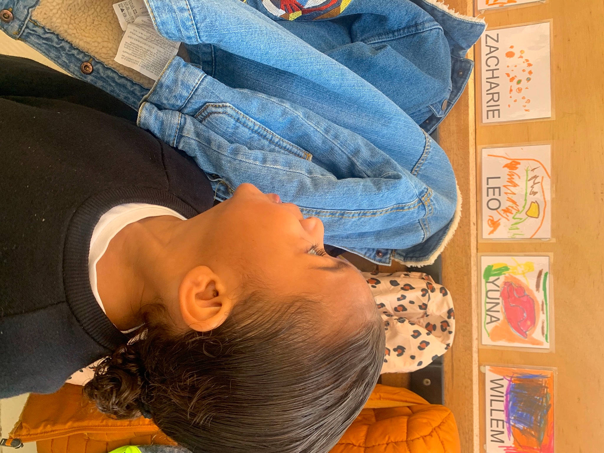 Leo a rejoint le concours — aidez-le/la à gagner de superbes lots ! child, denim, electric_blue, fashion_accessory, hat, orange, pattern, person, sleeve, sun_hat, t_shirt, textile, toddler, visual_arts, wrist, yellow