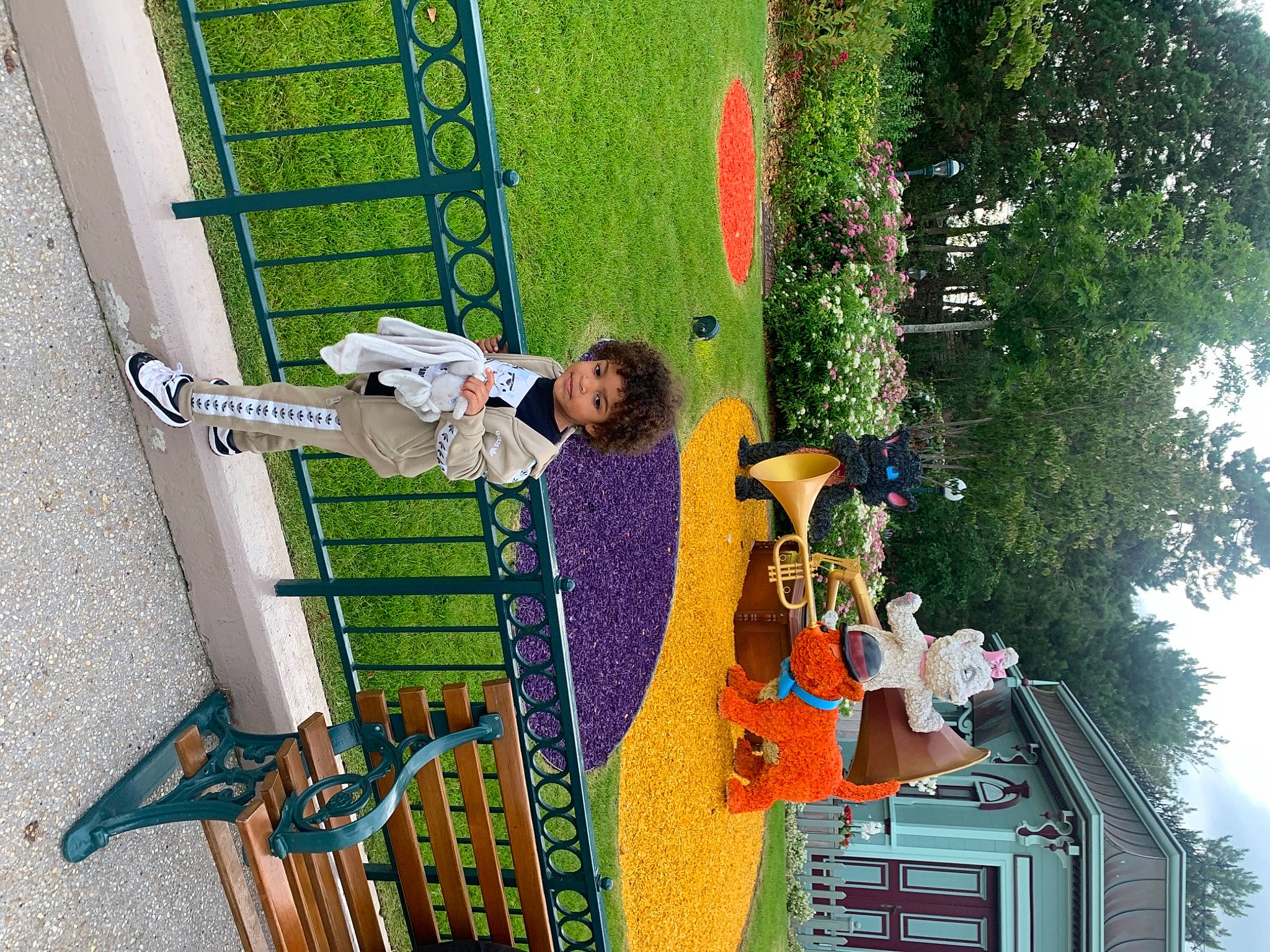 Leo participe au concours pour gagner de l'argent avec cette photo : adventure, chute, city, facade, fun, grass, green, house, landscape, leisure, line, outdoor_play_equipment, person, plant, play, playground, recreation, rope, t_shirt, toddler