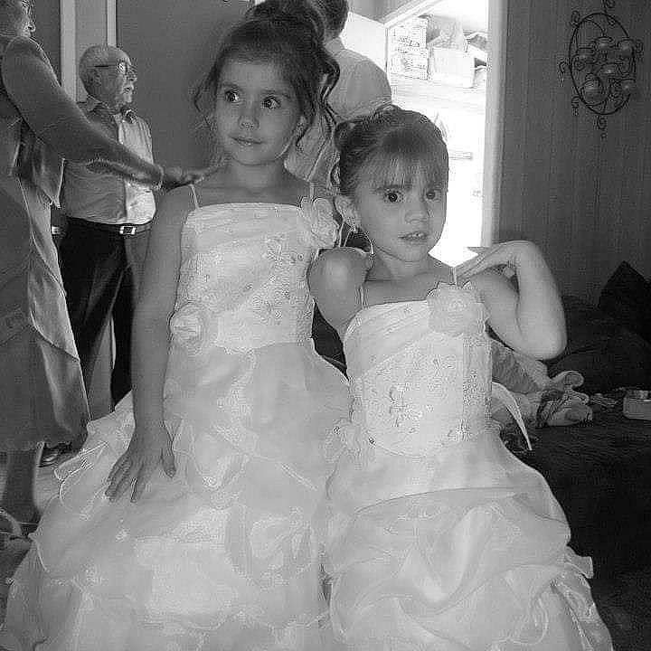 Leana a rejoint le concours — aidez-le/la à gagner de superbes lots ! beauty, black, black_and_white, bridal_clothing, bride, child, dress, facial_expression, girl, gown, lady, marriage, monochrome_photography, person, photograph, smile, snapshot, standing, wedding, wedding_dress