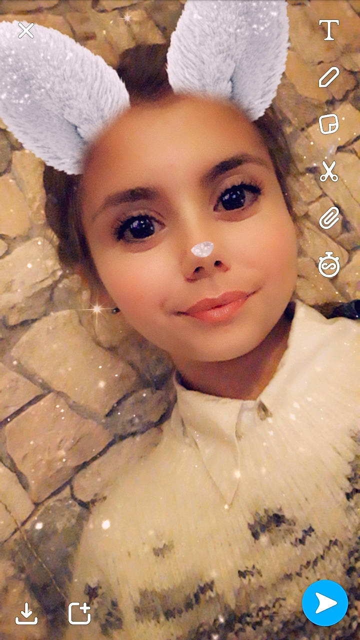 Léana participe au concours pour gagner de l'argent avec cette photo : child, doll, forehead, girl, hair_accessory, iris, person