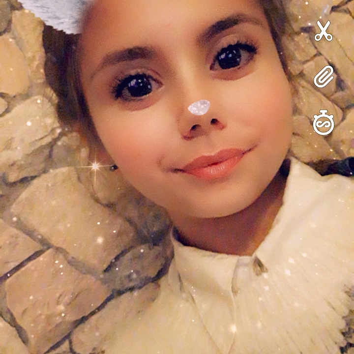 Léana participe au concours pour gagner de l'argent avec cette photo : child, doll, forehead, girl, hair_accessory, iris, person