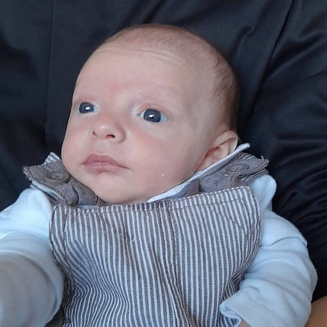 Tiago a rejoint le concours — aidez-le/la à gagner de superbes lots ! baby, baby_toddler_clothing, cheek, child, chin, collar, comfort, electric_blue, eye, eyebrow, eyelash, face, head, iris, lip, nose, person, skin, sleeve, textile