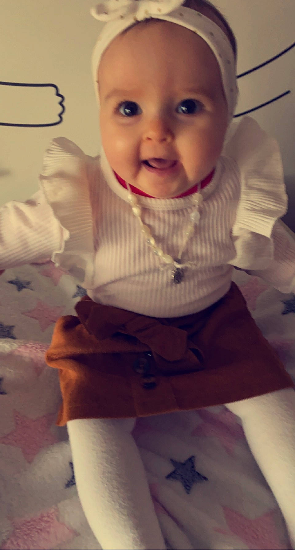 Alix participe au concours pour gagner de l'argent avec cette photo : arm, baby, baby_toddler_clothing, chest, cool, finger, gesture, happy, human_body, joint, lip, neck, person, shoulder, skin, sleeve, smile, standing, toddler, waist