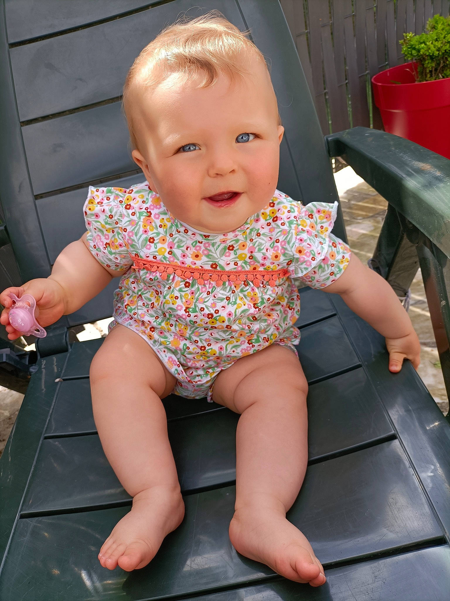 Julie participe au concours pour gagner de l'argent avec cette photo : baby, baby_toddler_clothing, cheek, door, eye, face, finger, fun, grass, head, houseplant, iris, leg, mouth, person, pink, plant, skin, smile, thigh