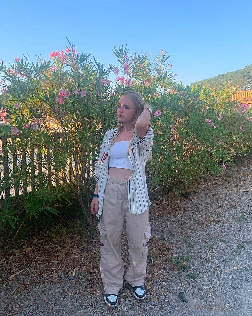 Valentine a rejoint le concours — aidez-le/la à gagner de superbes lots ! bag, flower, garden, grass, grassland, horizon, landscape, leisure, luggage_and_bags, magenta, people_in_nature, person, plant, prairie, road, shrub, sky, travel, vacation, walking