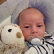 Swan participe au concours pour gagner de l'argent avec cette photo : baby, pacifier, stuffed_animal, hedgehog_toy, cuddling, striped_clothing, infant, soft_toy, face, portrait, closeup, child, cozy, indoor, cute, comfort, baby_bed, blanket, expression, head