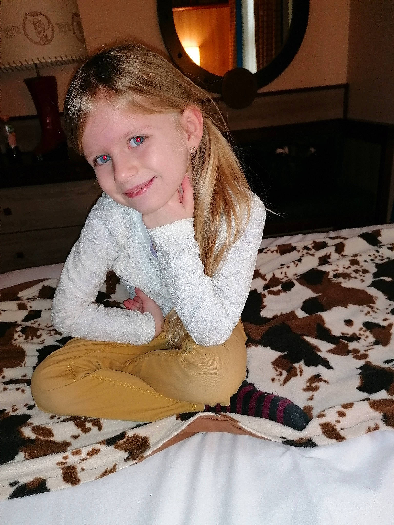 Emma participe au concours pour gagner de l'argent avec cette photo : child, food, fun, joy, person, sitting, toddler, vacation