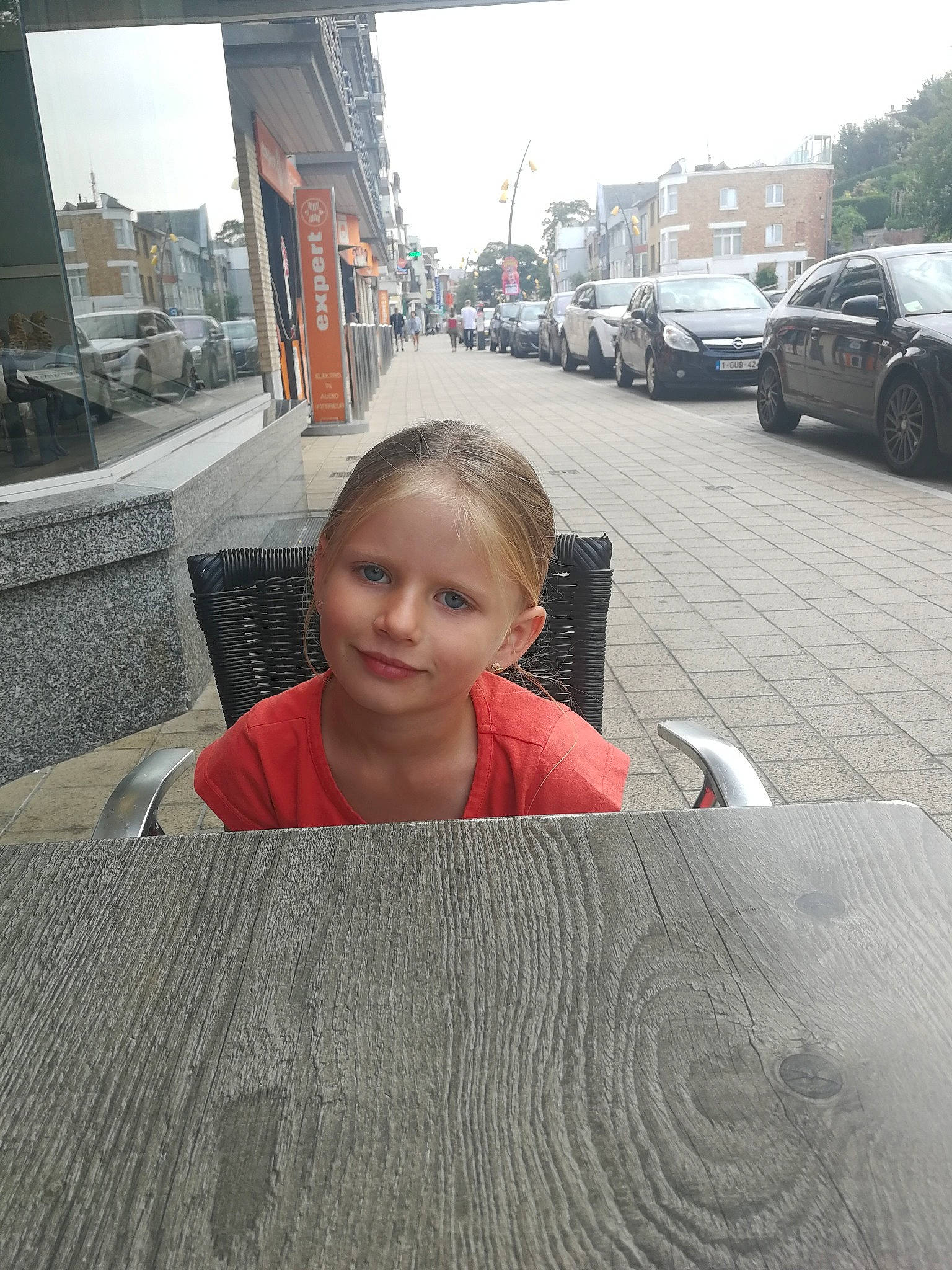 Emma participe au concours pour gagner de l'argent avec cette photo : asphalt, car, child, floor, flooring, fun, hand, head, human, joy, person, photography, road_surface, sitting, smile, snapshot, summer, tourism, tree, vacation
