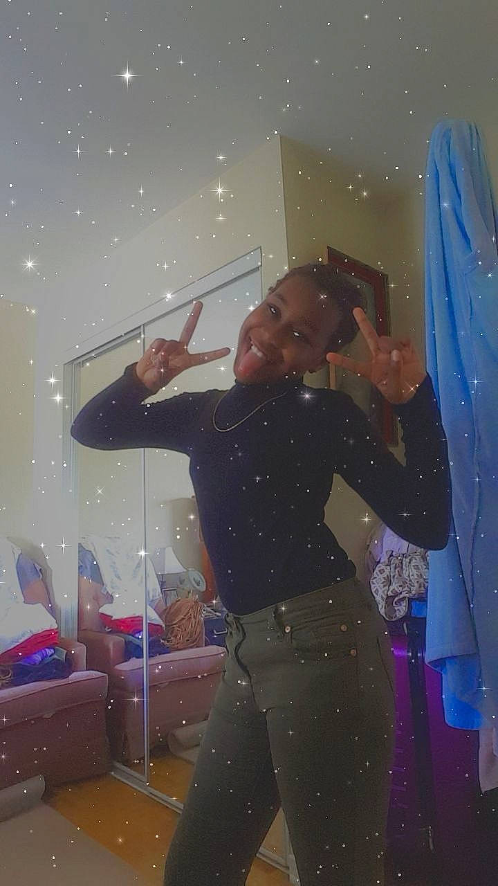 Mina a rejoint le concours — aidez-le/la à gagner de superbes lots ! ceiling, fun, joy, performance, person, room, snapshot, space