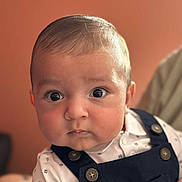 Lénny participe au concours pour gagner de l'argent avec cette photo : baby, infant, portrait, face, eyes, overalls, clothing, child, cute, expression, indoors, person, head, skin, hair, button, fashion, closeup, young, adorable