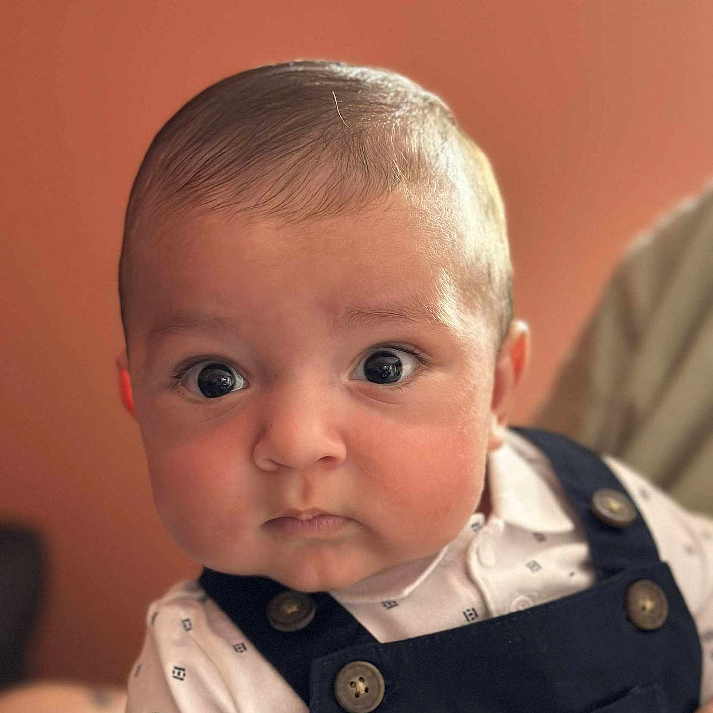 Lénny participe au concours pour gagner de l'argent avec cette photo : adorable, baby, button, child, closeup, clothing, cute, expression, eyes, face, fashion, hair, head, indoors, infant, overalls, person, portrait, skin, young