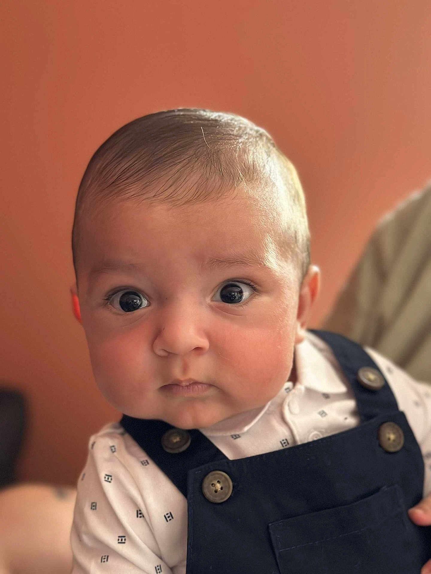 Lénny participe au concours pour gagner de l'argent avec cette photo : baby, infant, portrait, face, eyes, overalls, clothing, child, cute, expression, indoors, person, head, skin, hair, button, fashion, closeup, young, adorable
