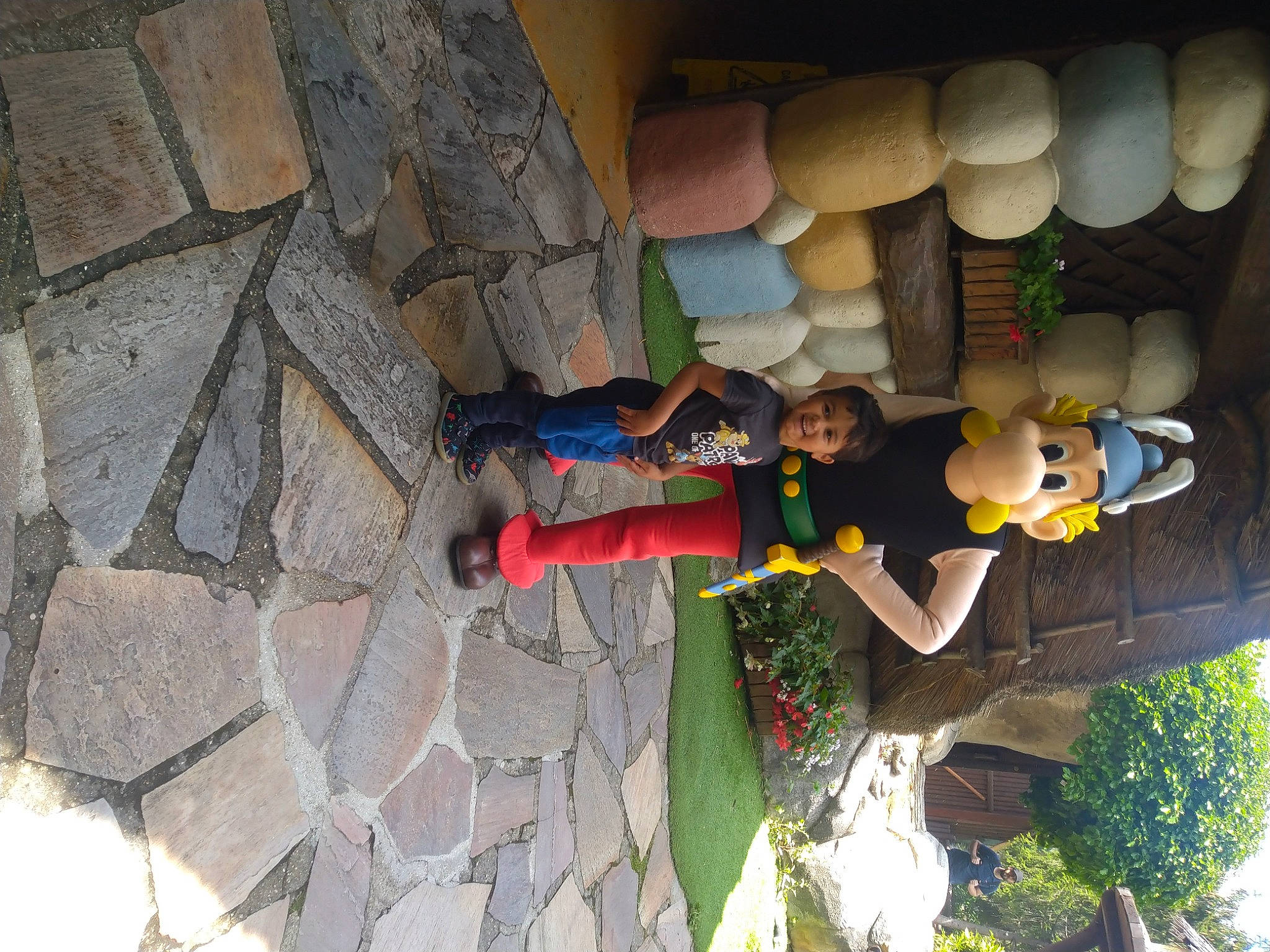 Jayden participe au concours pour gagner de l'argent avec cette photo : adventure, cobblestone, concrete, flagstone, flooring, fun, hat, joy, leisure, person, plant, recreation, rock, room, stuffed_toy, t_shirt, toddler, toy, tree, world