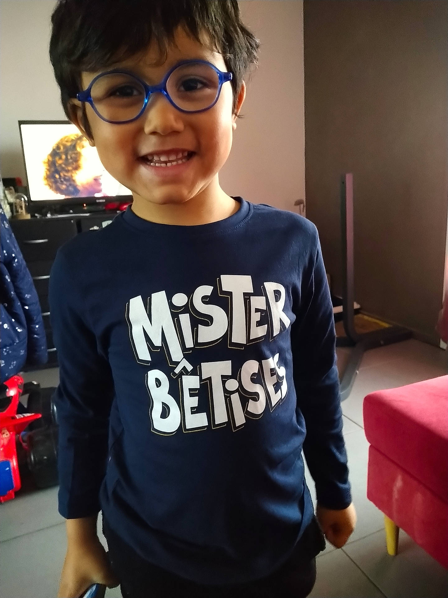 Jayden participe au concours pour gagner de l'argent avec cette photo : accessories, architecture, boy, building, child, clothing, computerhardware, electronics, face, glasses, hardware, head, male, monitor, person, photography, portrait, screen, t_shirt, tv