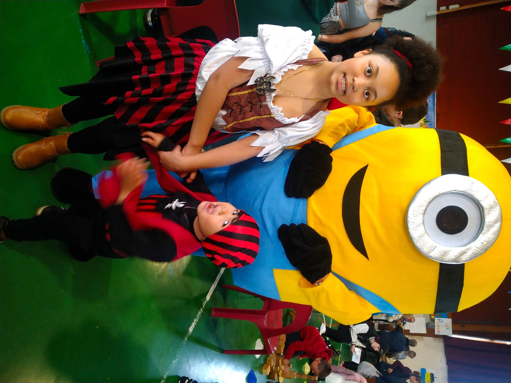 Shaïna participe au concours pour gagner de l'argent avec cette photo : amusement_park, animated_cartoon, animation, costume, entertainment, event, fiction, fictional_character, flower, fun, games, happy, hat, headwear, joy, leisure, mascot, person, plant, recreation