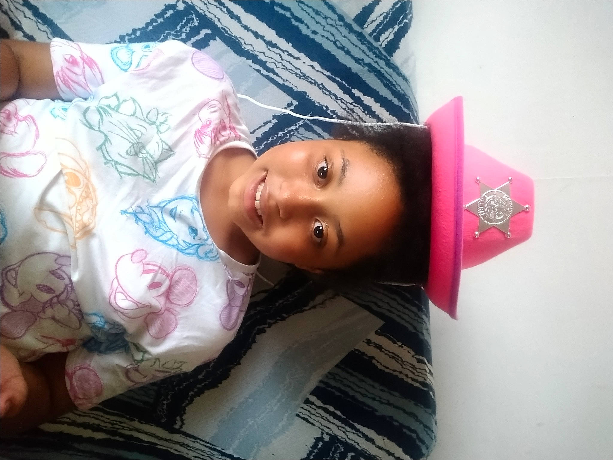 Shaïna a rejoint le concours — aidez-le/la à gagner de superbes lots ! abdomen, black_hair, carmine, cheek, child, eyelash, fashion_accessory, flesh, hat, joy, lip, magenta, pattern, person, pink, portrait_photography, room, skin, smile, textile