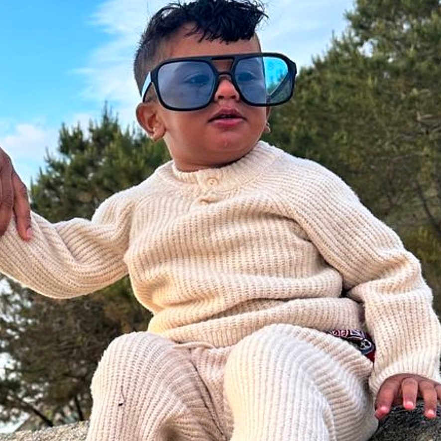 Zehan a rejoint le concours — aidez-le/la à gagner de superbes lots ! barefoot, beige_clothing, casual, child, cool, cute, daytime, fashion, knitwear, nature, outdoor, person, portrait, rock, sky, sunglasses, sunny, toddler, trees, young_child