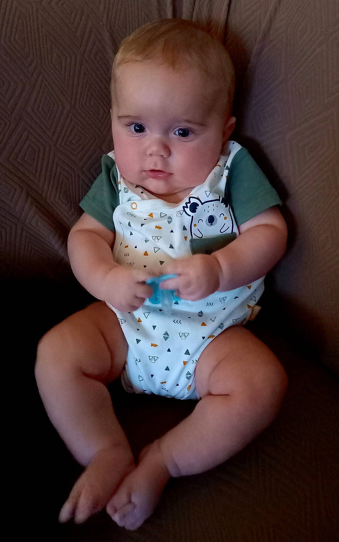 Marwen participe au concours pour gagner de l'argent avec cette photo : arm, baby, baby_toddler_clothing, cheek, eye, face, flash_photography, hair, head, human_body, iris, joint, knee, lip, neck, person, shoulder, skin, sleeve, stomach