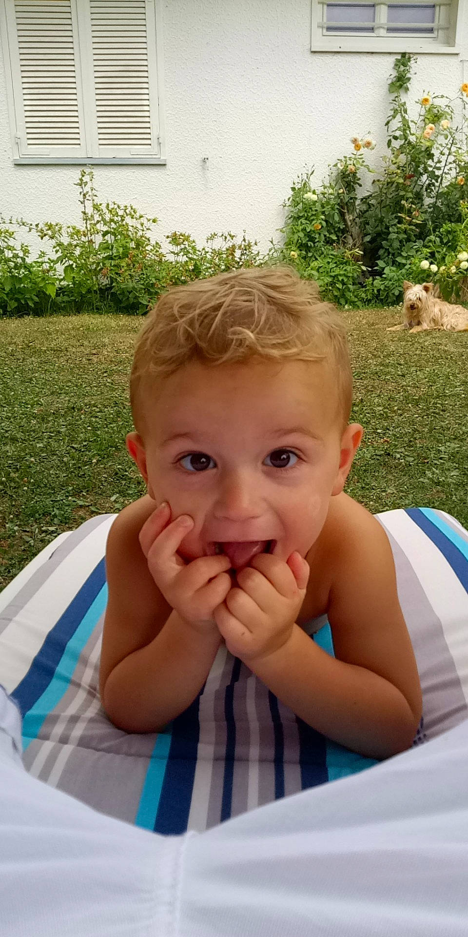 Malone participe au concours pour gagner de l'argent avec cette photo : baby, chin, fun, gesture, grass, happy, head, human_body, leisure, lip, nose, person, plant, product, skin, smile, summer, surprise, table, thumb