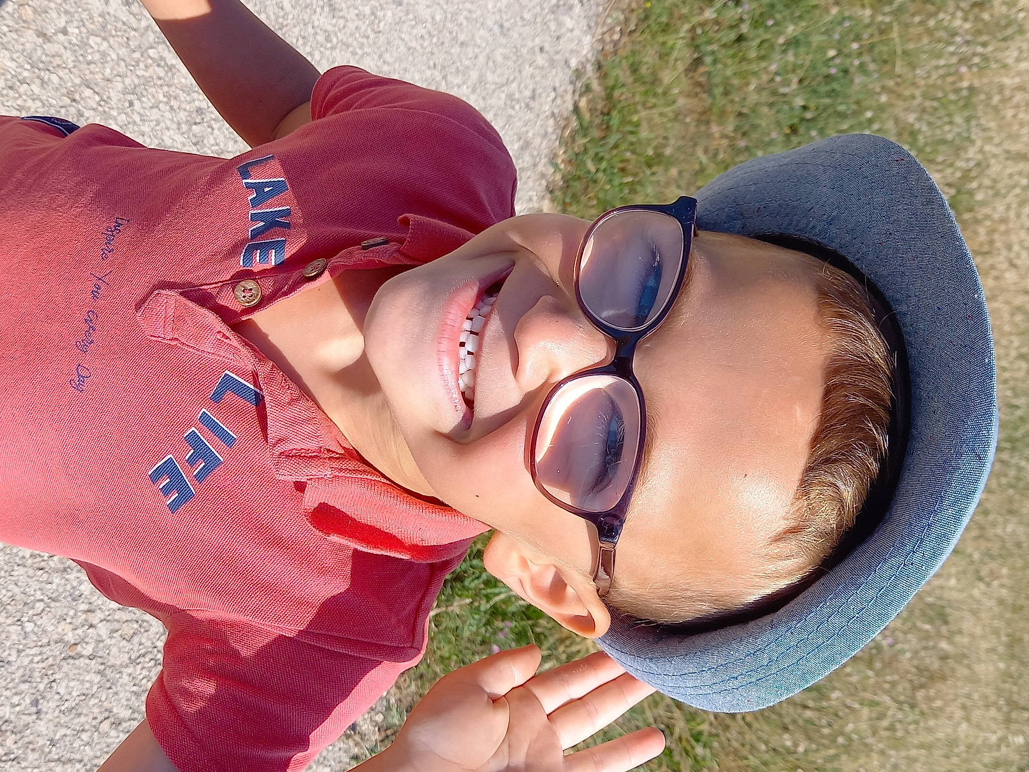 Malone participe au concours pour gagner de l'argent avec cette photo : cool, eyewear, finger, gesture, glasses, hairstyle, hand, happy, headgear, human_body, joy, leisure, mouth, neck, people_in_nature, person, plant, skin, smile, sunglasses