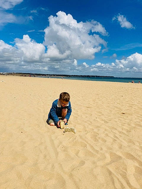 Malone a rejoint le concours — aidez-le/la à gagner de superbes lots ! aeolian_landform, azure, beach, blue, cloud, cumulus, electric_blue, fun, happy, horizon, landscape, leisure, people_in_nature, people_on_beach, person, sand, shore, singing_sand, sky, toddler