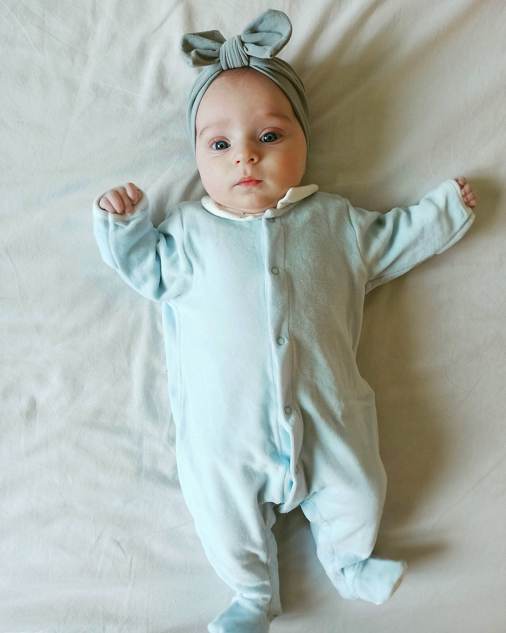 Ambre participe au concours pour gagner de l'argent avec cette photo : arm, baby, baby_toddler_clothing, child, collar, dress, eye, eyelash, face, fashion_accessory, gesture, happy, head, linens, pattern, person, pink, skin, sleeve, textile