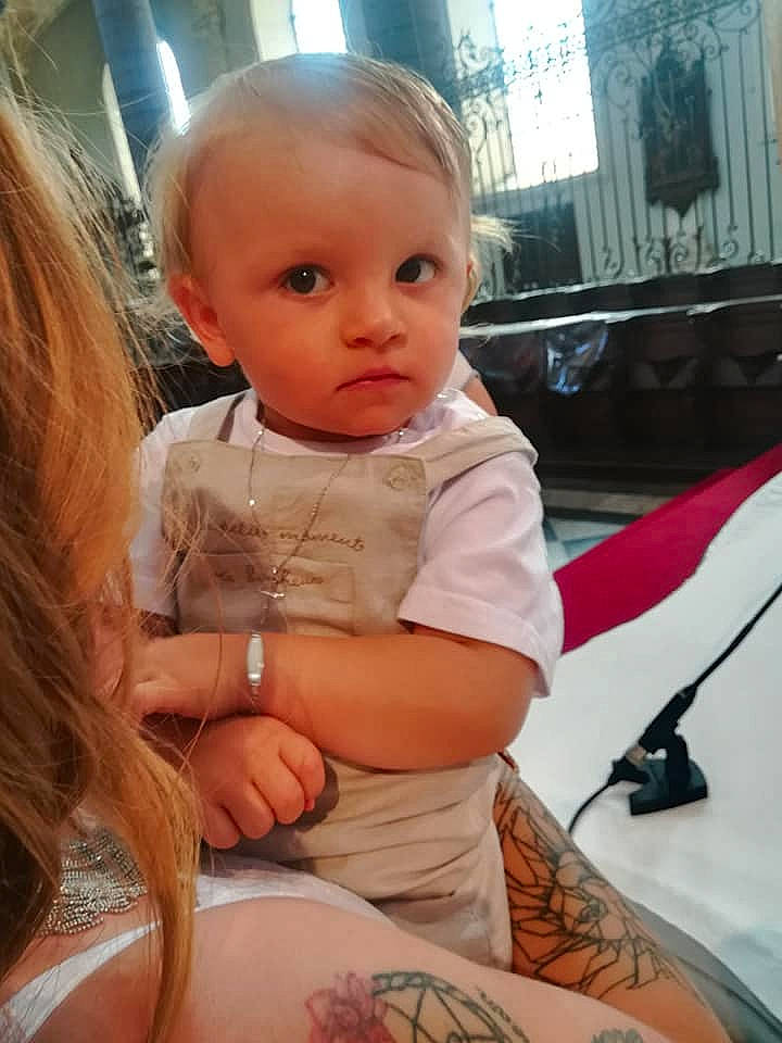 Louka participe au concours pour gagner de l'argent avec cette photo : arm, baby, blond, cheek, child, finger, person, skin, thumb, toddler