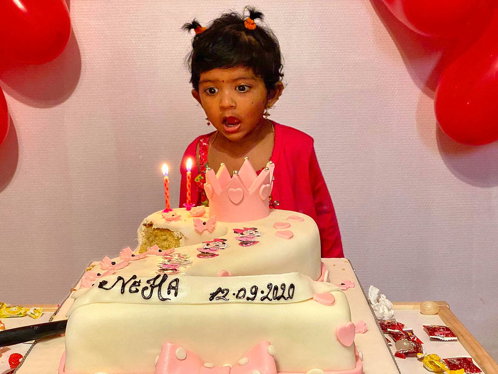 Néha participe au concours pour gagner de l'argent avec cette photo : baked_goods, balloon, birthday, birthday_cake, birthday_candle, birthday_party, cake, cake_decorating, cake_decorating_supply, candle, cuisine, event, food, fun, happy, magenta, person, pink, red, sharing