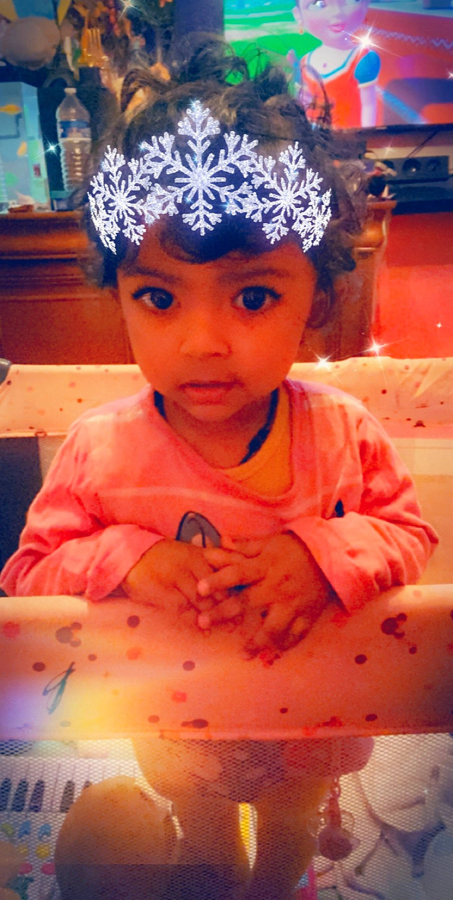 Néha participe au concours pour gagner de l'argent avec cette photo : cap, child, dress, entertainment, event, eye, eyelash, fashion_accessory, fashion_design, fun, hair_accessory, happy, headgear, headpiece, headwear, jewellery, necklace, person, personal_protective_equipment, pink