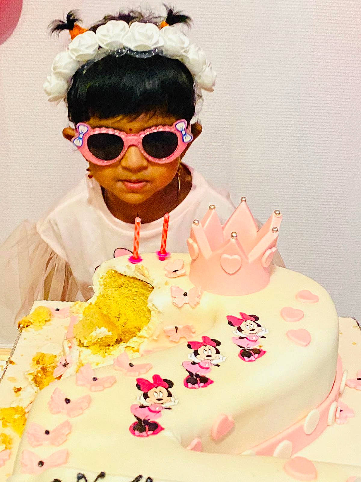 Néha a rejoint le concours — aidez-le/la à gagner de superbes lots ! birthday_cake, buttercream, cake, cake_decorating, cake_decorating_supply, dessert, event, eyewear, fashion_design, food, glasses, goggles, happy, icing, person, pink, sugar_cake, sunglasses, sweetness, tableware