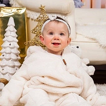 Elise a rejoint le concours — aidez-le/la à gagner de superbes lots ! baby, baby_toddler_clothing, cheek, child, comfort, event, flash_photography, fun, fur, happy, headpiece, jewellery, people, person, sitting, sleeve, smile, toddler, white, winter