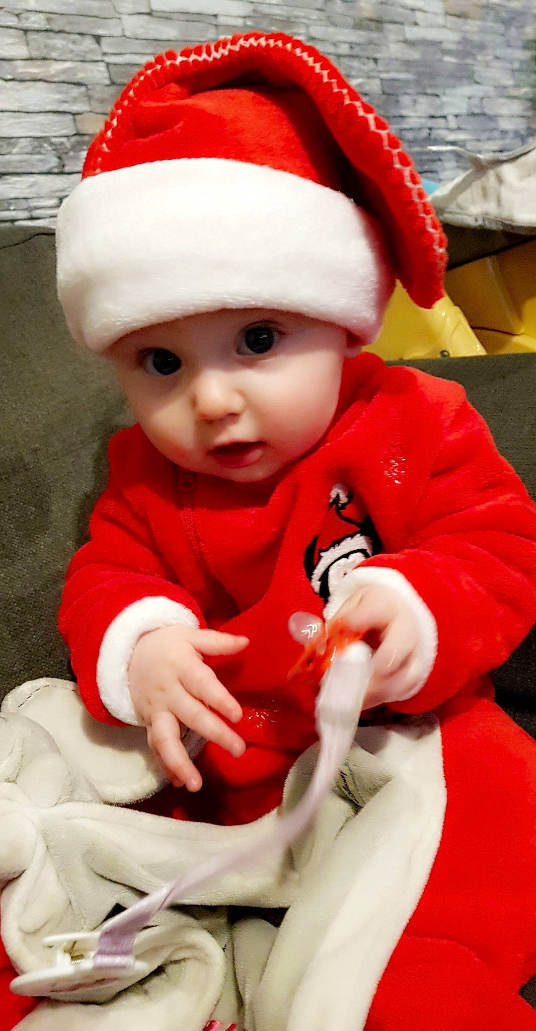Mayna a rejoint le concours — aidez-le/la à gagner de superbes lots ! baby, child, christmas, christmas_eve, fictional_character, headwear, person, red, santa_claus, smile, toddler