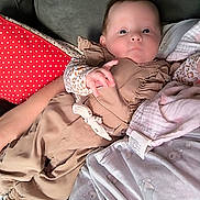 Ashley a rejoint le concours — aidez-le/la à gagner de superbes lots ! baby, infant, couch, blanket, pillow, clothing, overalls, hand, face, eyes, indoor, soft, comfort, person, child, portrait, resting, cute, home, cozy