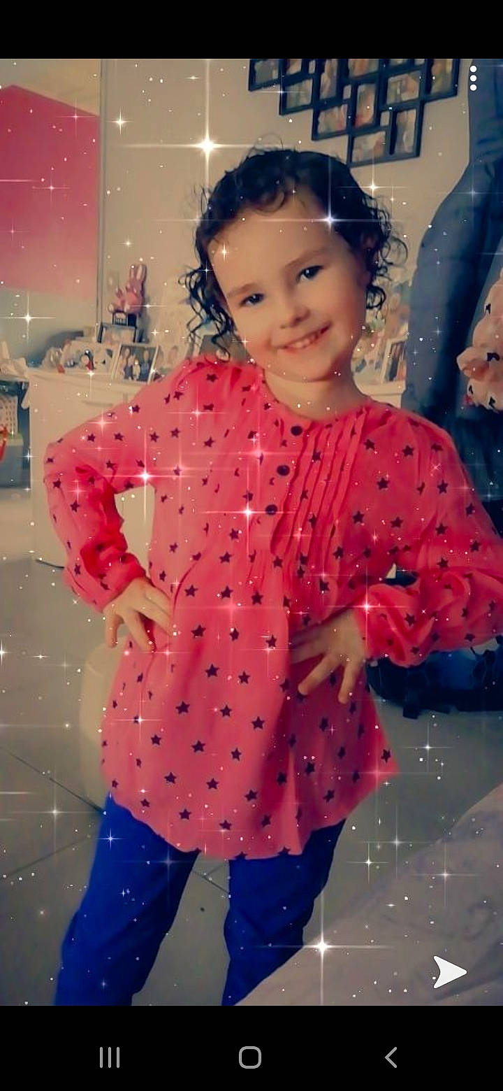 Ashley a rejoint le concours — aidez-le/la à gagner de superbes lots ! child, child_model, design, joy, outerwear, pattern, person, pink, polka_dot, sleeve, smile, toddler