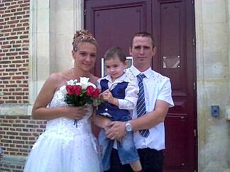 Lorenzo participe au concours pour gagner de l'argent avec cette photo : bouquet, bridal_clothing, bride, bridesmaid, ceremony, dress, event, facial_expression, flower_girl, formal_wear, gown, groom, happy, joy, male, marriage, person, photograph, smile, tradition