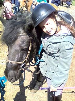 Joulia participe au concours pour gagner de l'argent avec cette photo : bridle, equestrian_helmet, equestrianism, equitation, headwear, horse, horse_grooming, horse_supplies, horse_tack, livestock, mammal, mane, mare, organism, pack_animal, person, pony, recreation, rein, riding_instructor