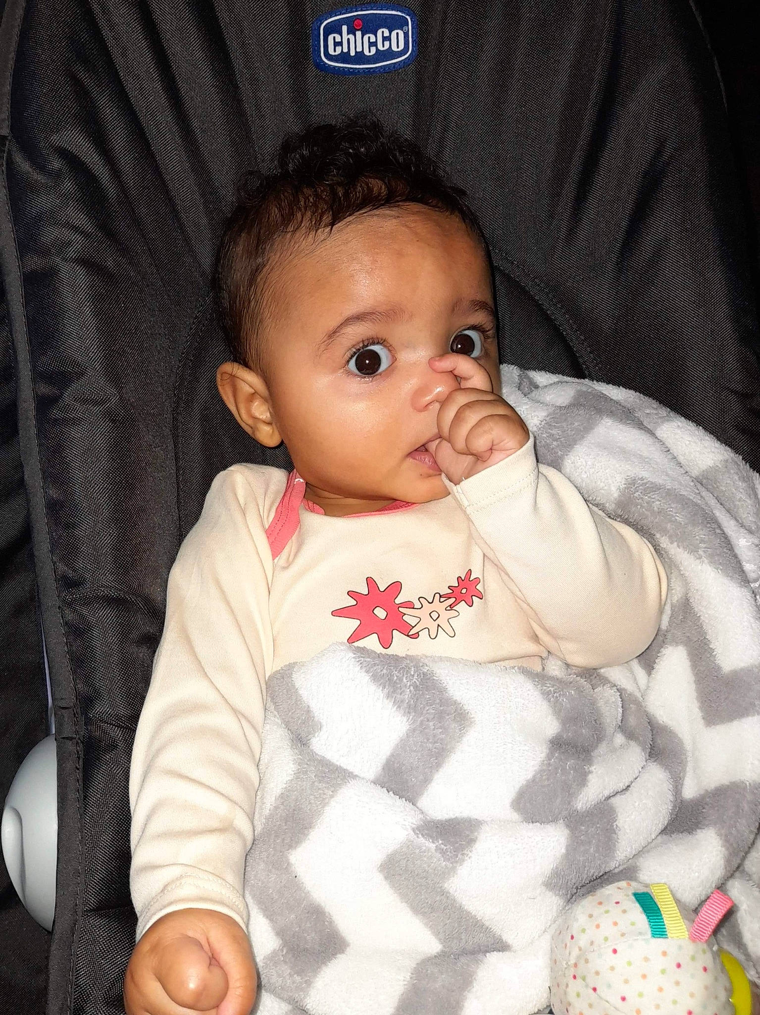 Alyna participe au concours pour gagner de l'argent avec cette photo : baby, baby_products, baby_toddler_clothing, car_seat, cheek, child, comfort, eyebrow, iris, lip, mammal, mouth, nose, pattern, person, sitting, skin, sleeve, textile, toddler