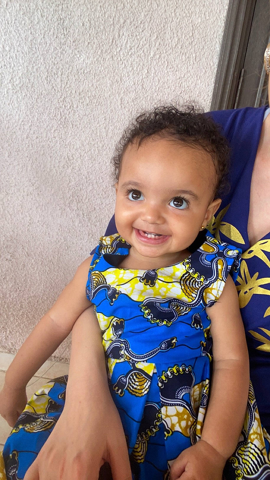 Alyna a rejoint le concours — aidez-le/la à gagner de superbes lots ! baby_toddler_clothing, blue, child, dress, electric_blue, event, fashion_design, finger, flash_photography, fun, hairstyle, happy, iris, jewellery, joy, leisure, person, shoulder, sitting, skin