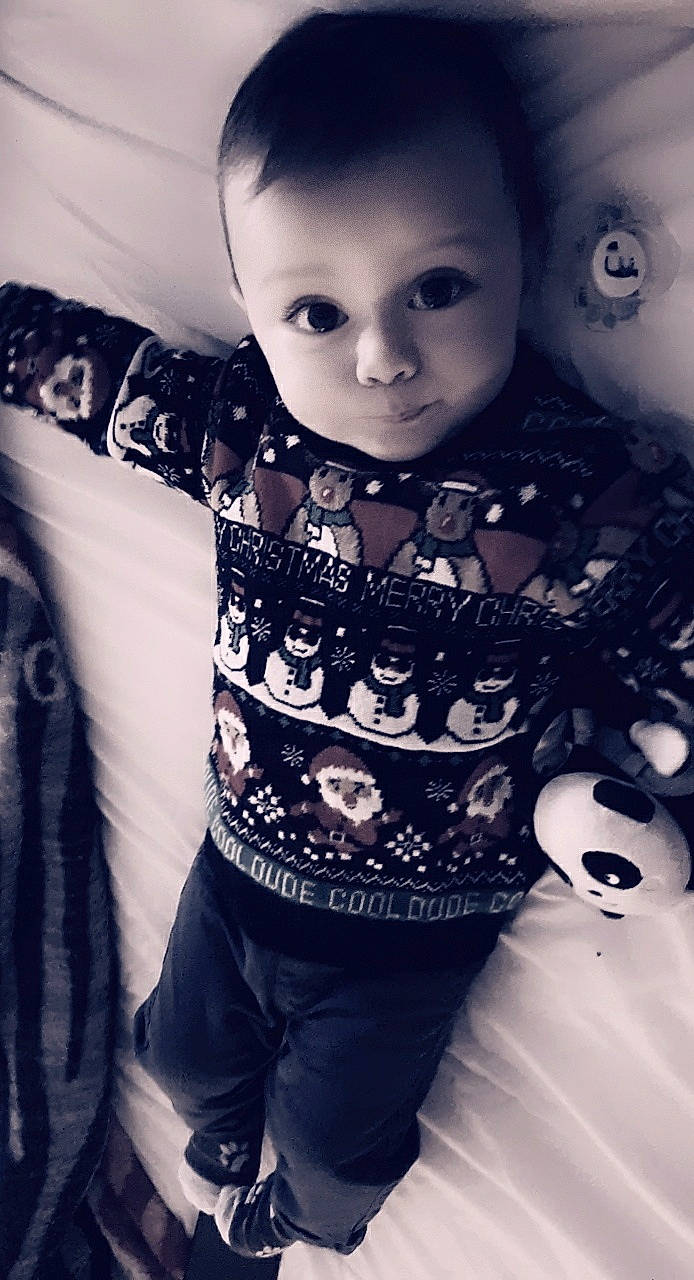 Adam a rejoint le concours — aidez-le/la à gagner de superbes lots ! baby, baby_toddler_clothing, button, cheek, cool, embellishment, eyelash, iris, long_sleeved_t_shirt, person, skin, sleeve