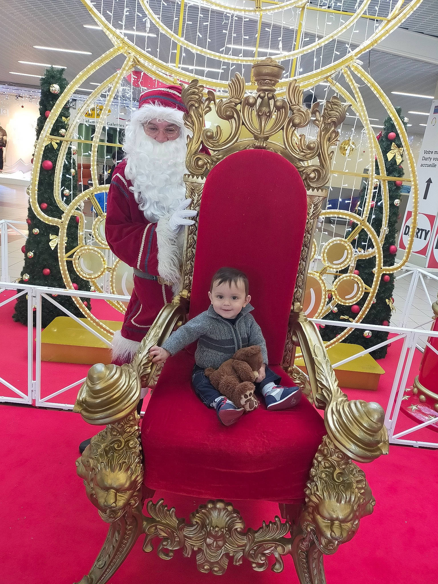 Adam participe au concours pour gagner de l'argent avec cette photo : christmas, christmas_decoration, comfort, decoration, holiday, interior_design, joy, ornament, person, tradition