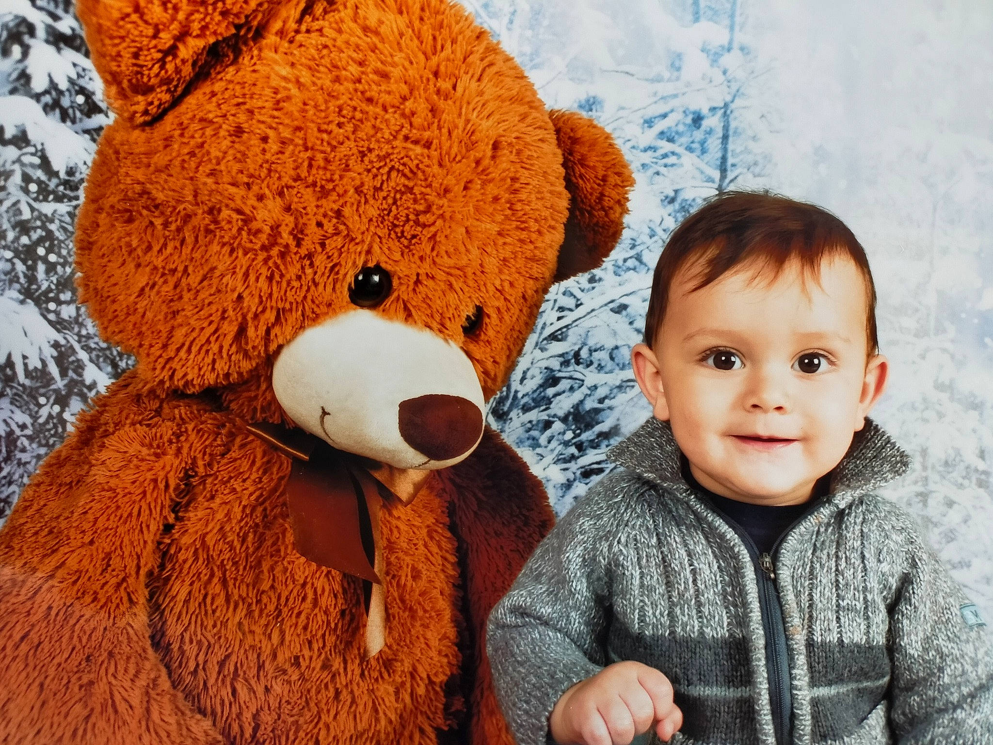 Adam a rejoint le concours — aidez-le/la à gagner de superbes lots ! baby, baby_toddler_clothing, bear, brown_bear, fur, joy, orange, organism, person, plush, stuffed_toy, sweater, teddy_bear, textile, toy