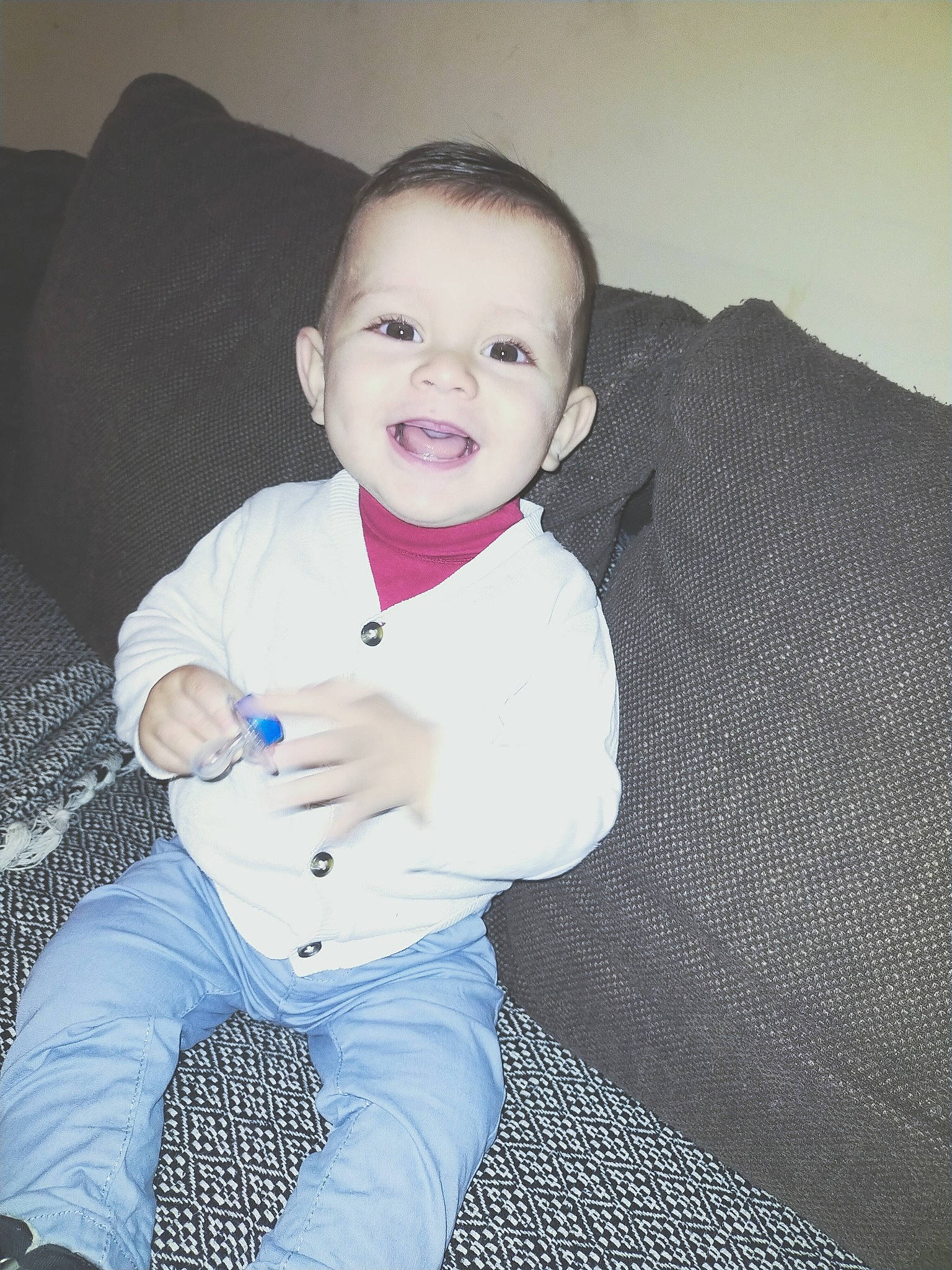 Adam a rejoint le concours — aidez-le/la à gagner de superbes lots ! baby, baby_toddler_clothing, cheek, child, comfort, couch, facial_expression, finger, flash_photography, humour, joy, laugh, long_sleeved_t_shirt, person, product, sitting, sock, sweater, toddler, tongue