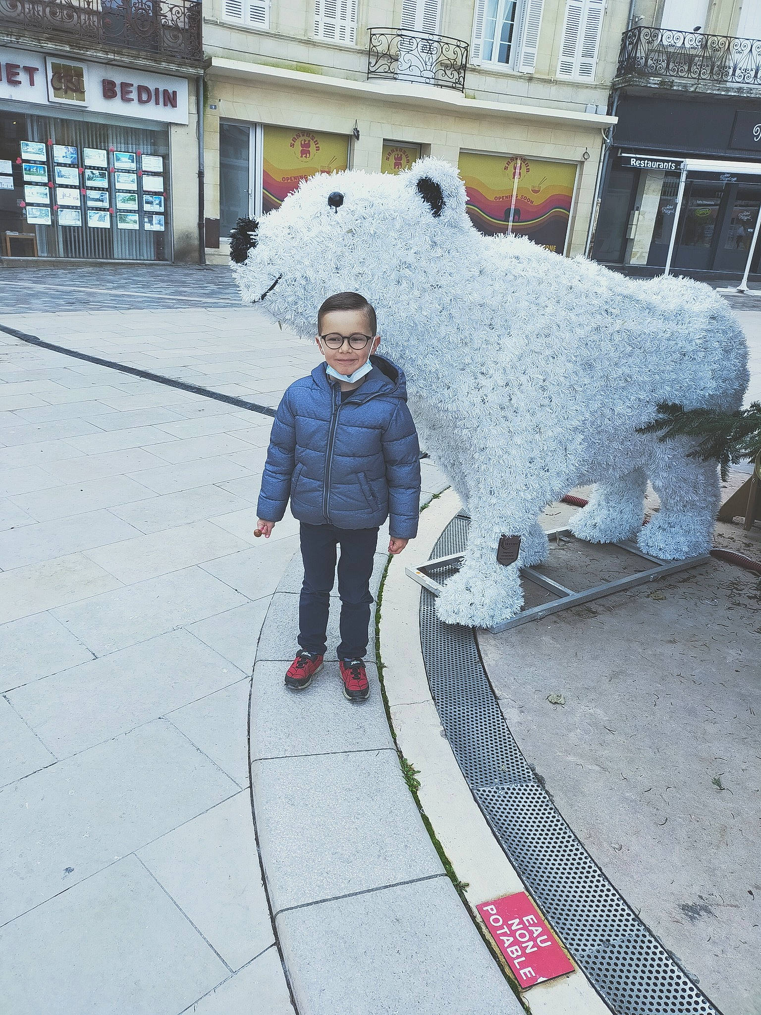 Timéo participe au concours pour gagner de l'argent avec cette photo : concrete, denim, freezing, jacket, joy, outdoor_shoe, person, public_space, sidewalk, snow, street_fashion, sweatpant, trousers, walking_shoe, winter